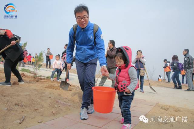 爸比爸比，你會種小樹嗎？我來教你吧~