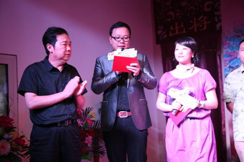 中國戲劇家協會副主席、省戲劇家協會主席、《周迪有戲》節目藝術總監李樹建（左1）為月冠軍頒獎