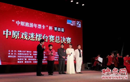 主持人現場采訪參賽選手