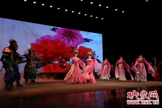 孿生姐妹曹會敏、曹會芳表演