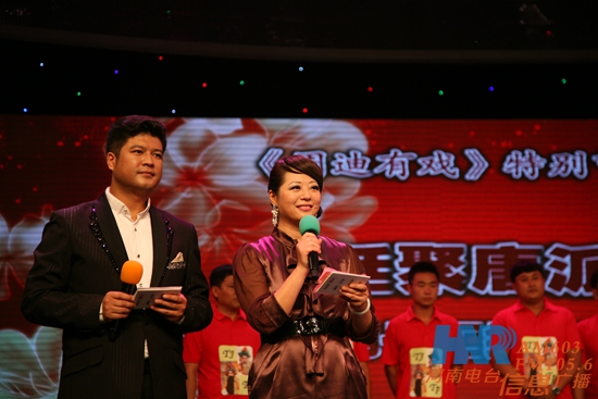 《周迪有戲》主持人周迪、鄭州電視臺文體頻道主持人劉冰（左）