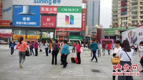 他們從四面八方匯集到二七塔下，由行走路人一下變成了一支舞蹈隊，跳起了節奏歡快、時尚動感的舞蹈。