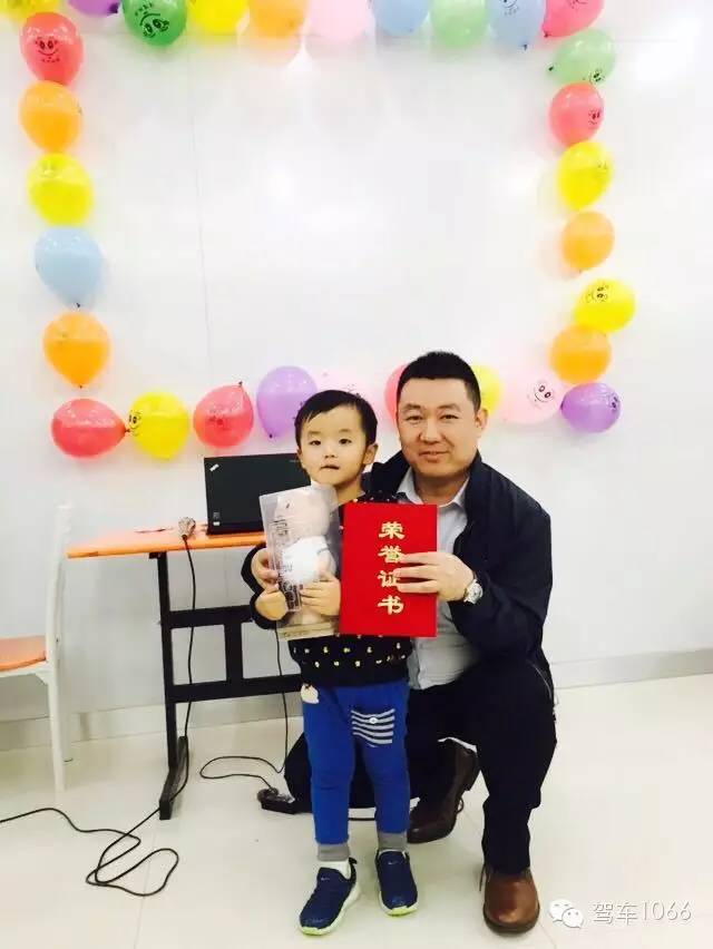 我是小小銀行家，來跟行長合個影哦
