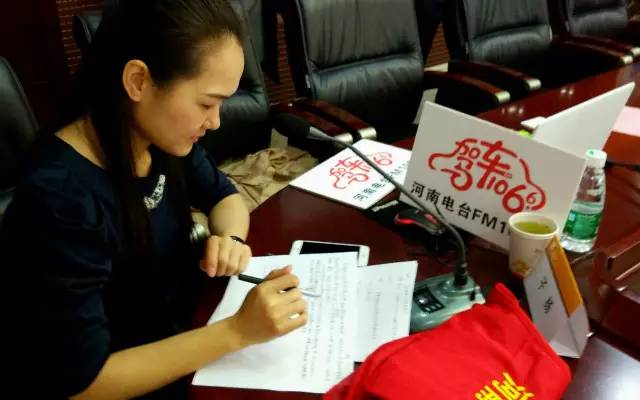 這一環(huán)節(jié)由我們1066的人氣美女主播子楊主持，認(rèn)真的子楊是不是超級美麗呢。