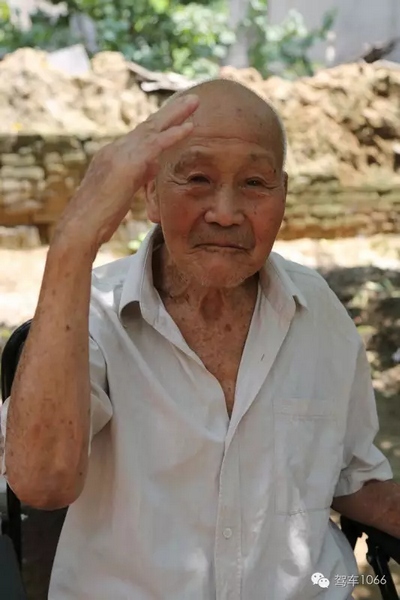 老兵身子骨不行了，九十多歲了……也許軍禮不那么標準了，但是這一幕還是感動到了我們……
