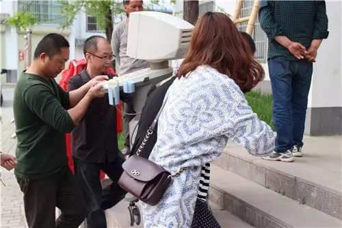 河南電臺1074綠色頻道副總監寒江同工作人員搬放儀器設備