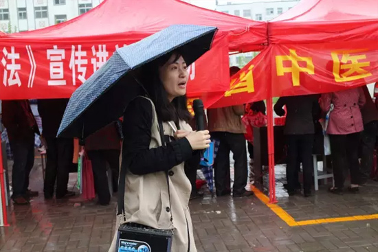 《健康河南》主播柳青也一直在雨中，不畏寒冷，引導大家排隊掛號，指路，排憂解難……