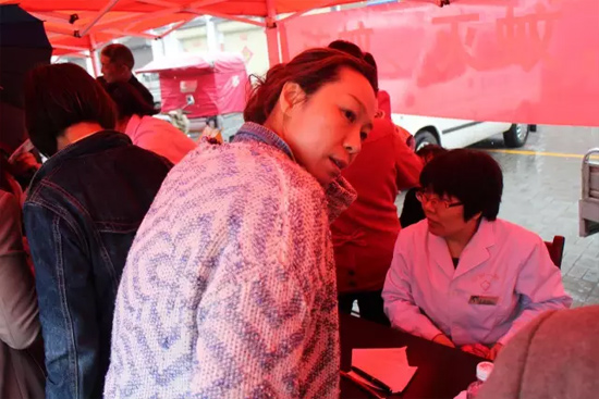 了解到有老人看病不方便，河南電臺1074綠色頻道活動小組欒老師將醫生請到老人身邊，親自為她診斷。