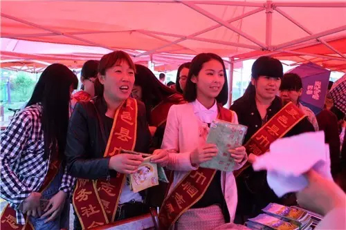 發放小禮品開展巾幗志愿服務