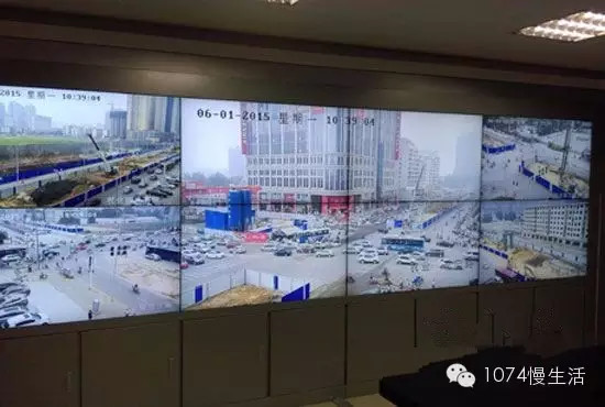 通過監(jiān)控人員操控“電子眼”調整焦距，可以看到整個工地全景