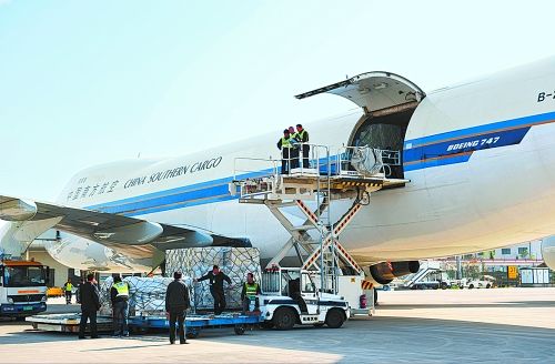鄭州航空港飛機正在裝貨 鄭州航空港飛機正在裝貨