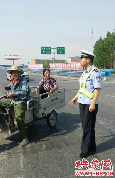 為抄近道走親戚，開(kāi)封老漢騎電動(dòng)三輪車(chē)上高速。