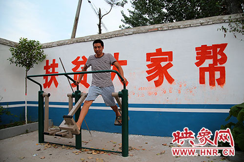張國敬堅持在村中的文化廣場上做著恢復性鍛煉。
