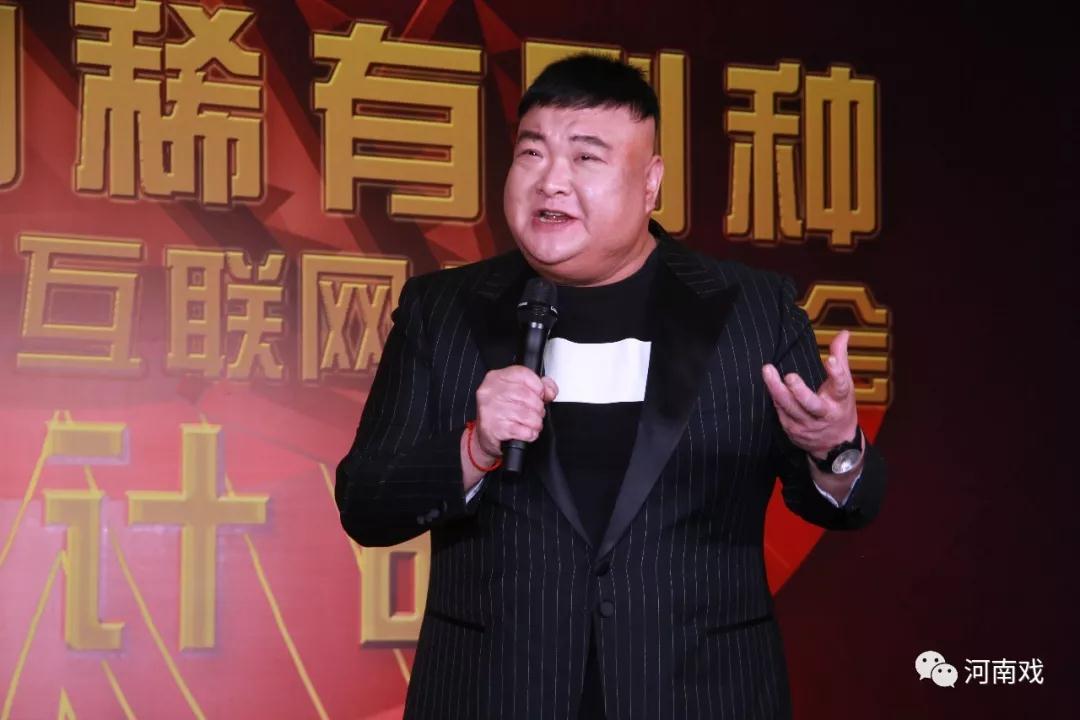 中國曲藝家協會副主席、著名相聲表演藝術家范軍作為藝術家代表致辭，并演唱稀有劇種太康道情《王金豆借糧》