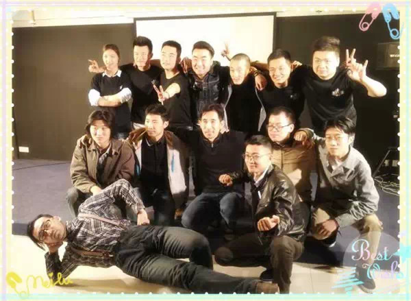 表演結束，看這哥們兒，為了和演員合影也是蠻拼的！