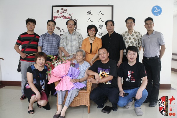 著名豫劇表演藝術(shù)家賈庭聚(后左三)與眾弟子及河南電臺(tái)戲曲廣播總監(jiān)木子(后中)、戲曲廣播品牌部主任月陽 著名豫劇表演藝術(shù)家賈庭聚(后左三)與眾弟子及河南電臺(tái)戲曲廣播總監(jiān)木子(后中)、戲曲廣播品牌部主任月陽