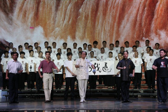 著名表演藝術家、唐派傳人賈廷聚（中），率眾弟子演唱唐派經典名段《還我河山》