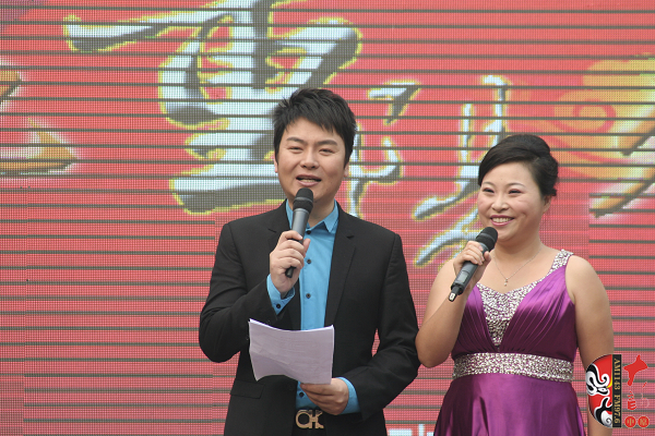 活動由著名戲曲節目主持人，河南電臺戲曲廣播當家小生月陽（左）戲曲廣播《票友排行榜》主持人丁蘭（右）主