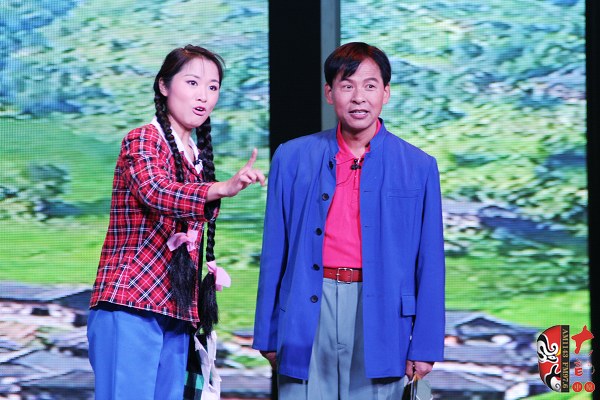 第二場，河南省豫劇三團優秀演員劉海功（右）飾栓保，安陽市票友景永芳（左）飾銀環