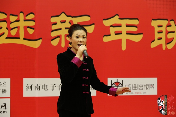 戲曲廣播主持人王唯、曉琴、丁蘭、李鋮及鄭州市曲劇團優秀演員張娜共同表演的小品《賣鞋》