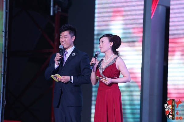 晚會主持人：河南電臺戲曲廣播副總監張彤（右）、《梨園星秀場》主持人池城（左）