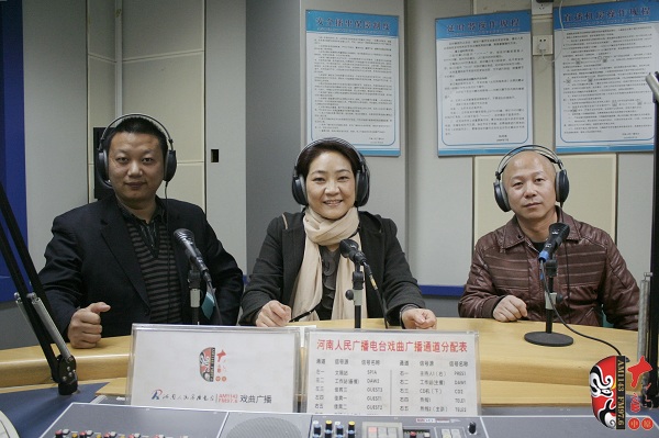本次傳統古裝大戲《三哭殿》的輔導老師之一、著名越調演員李娟（中）及本次大戲的主要演員做客直播間