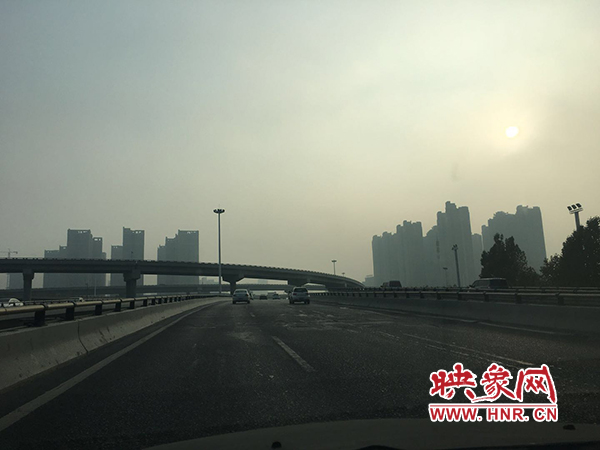 限行首日，三環橋上橋下，車輛不多，交通狀況良好。