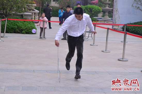 說是比賽，其實(shí)就是活力的釋放，就是開心的海洋，丟沙包、踢毽子、三人四足、滾鐵環(huán)等項(xiàng)目