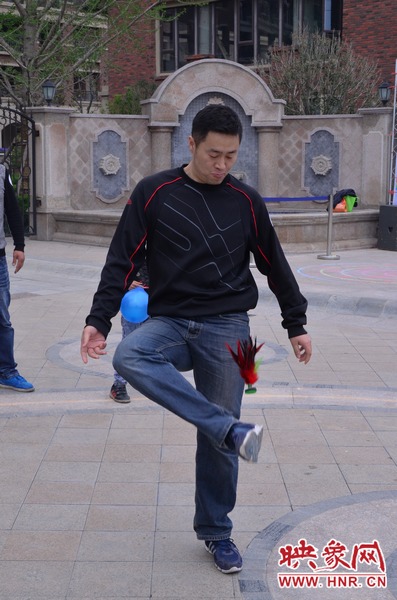 說是比賽，其實(shí)就是活力的釋放，就是開心的海洋，丟沙包、踢毽子、三人四足、滾鐵環(huán)等項(xiàng)目