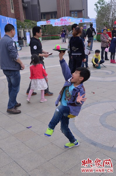 小弟弟，你玩?zhèn)€托球不用這么夸張吧，哈哈！