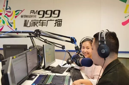 美女嘉賓來做客直播間，麥姐看莫非的眼神，嘖嘖，愛一個人是什么感覺？