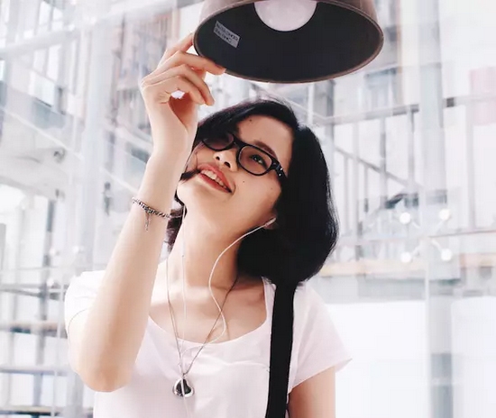 當(dāng)然，怎么能少的了美女出鏡？