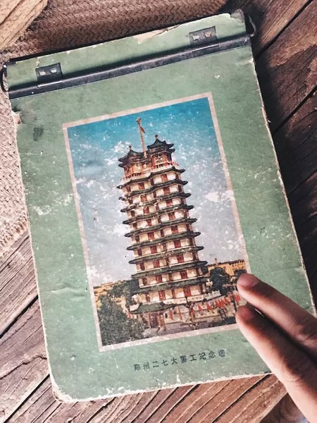 我們撫摸著鄭州的歷史，從中了解它的厚度。