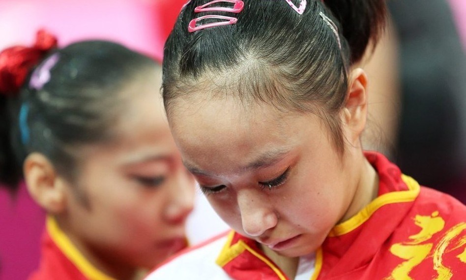 體操女團(tuán)決賽美國(guó)奪金 中國(guó)無緣獎(jiǎng)牌隊(duì)員傷心落淚