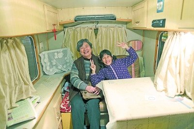  天黑了，外面風雨交加而董怡汶坐在溫暖的房車里。