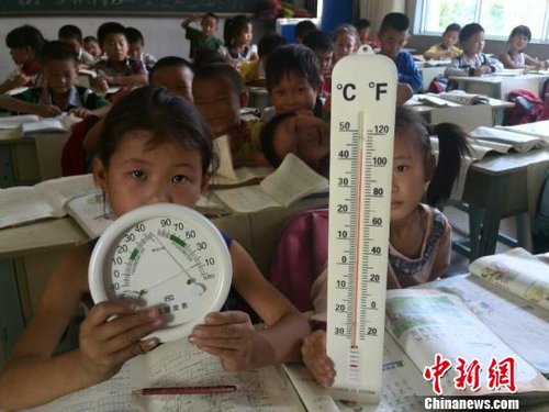 6月3日，下午四點，昆明市東川區(qū)因民鎮(zhèn)中心學(xué)校一年級教室溫度達到44℃