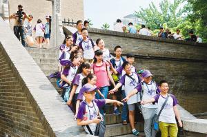 西安小雁塔景區內，學生們正在古跡前合影留念