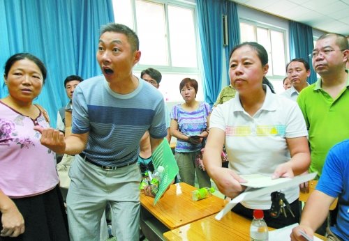小升初“復議”現場，一些孩子被分得“遠”的家長討說法