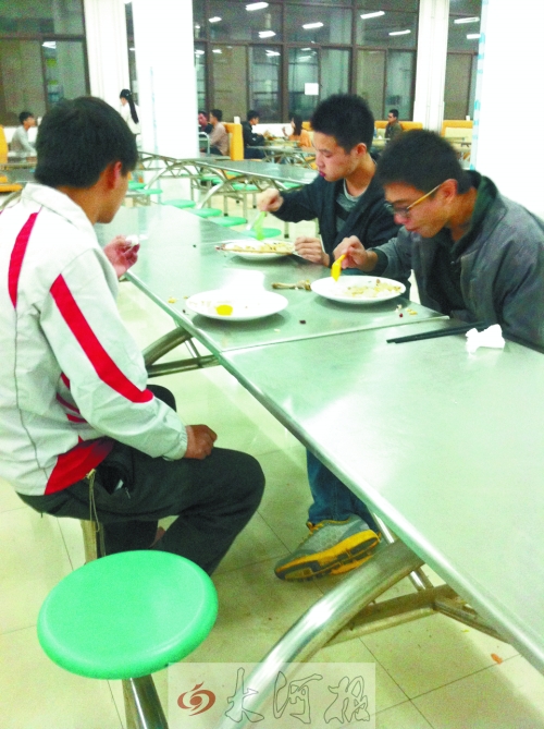 在鄭州一所高校食堂內(nèi)，大多數(shù)學(xué)生都是“光盤(pán)族”