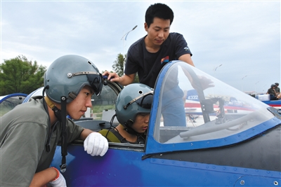 8月26日，來(lái)自吉林、湖北、山東的青少年航空學(xué)校的高中學(xué)生，進(jìn)行了首次飛行體驗(yàn)活動(dòng)