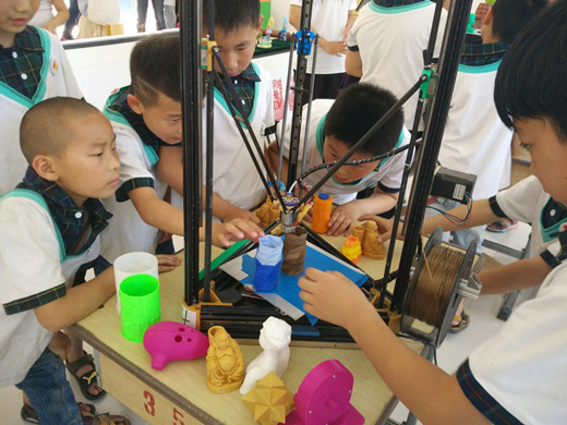 學生陶醉其中
