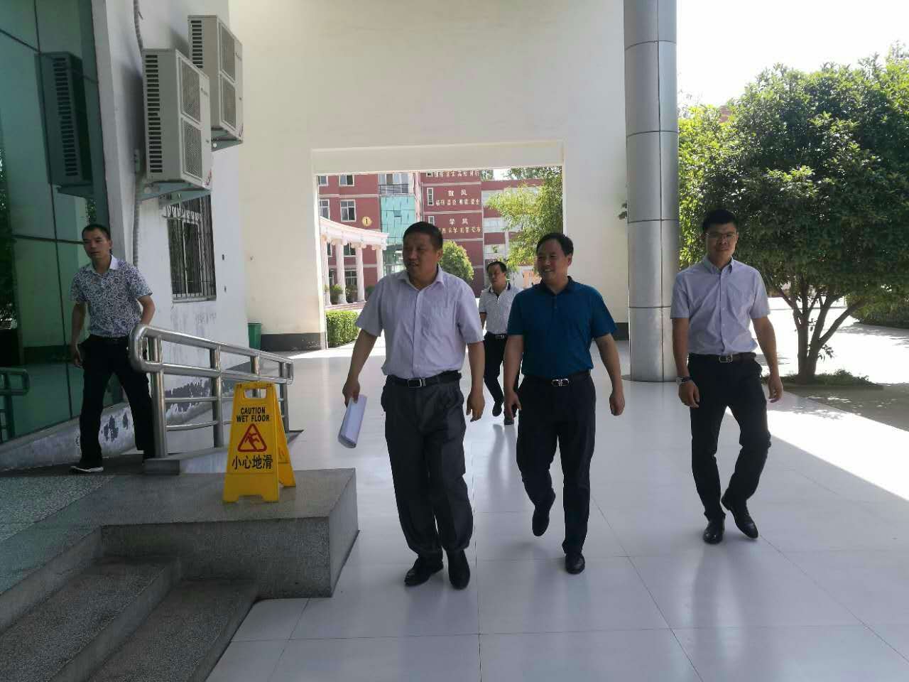 花林闊書記帶領楊紅偉校長參觀食堂