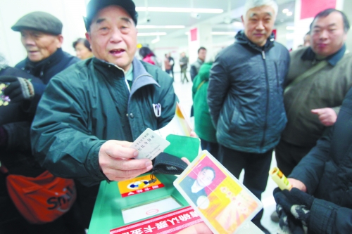 老人帶著多種證件想免費(fèi)乘車，工作人員稱沒接到通知拒絕。