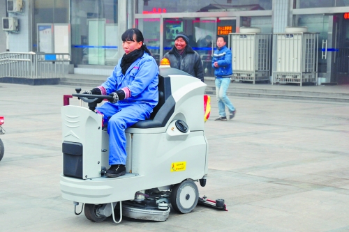 洛陽火車站新購3臺洗地機提高保潔作業效率，成為站前廣場一道風景