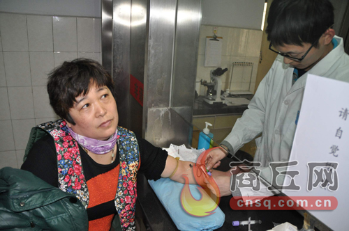 劉艷平的血樣和浙江省一位患者成功配型，1月15日下午3點，醫護人員正在為劉艷平再次抽取血樣