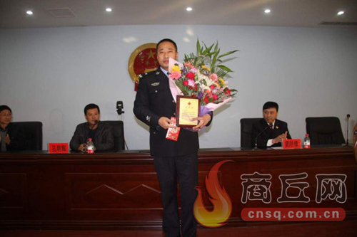 高兵雷是睢陽區檢察院一位檢察干警，在去鄭州捐獻造血干細胞時，他所在的單位為他組織了熱烈的歡送儀式