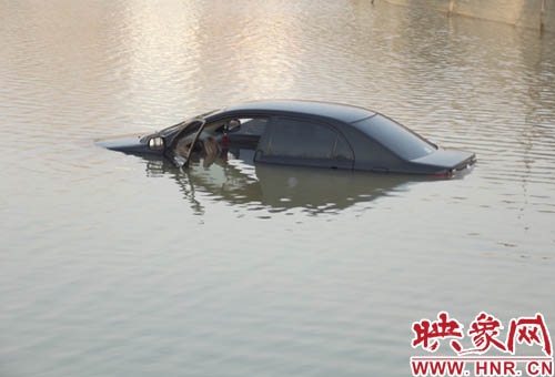 3月10日清晨，一輛黑色轎車掉入民權(quán)縣東沙河中