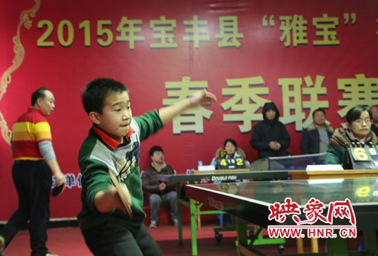 2月22日，乒乓球參賽選手在河南省寶豐陽光青少年俱樂部迎新春乒乓球春季聯(lián)賽，選手在比賽中激烈角逐。