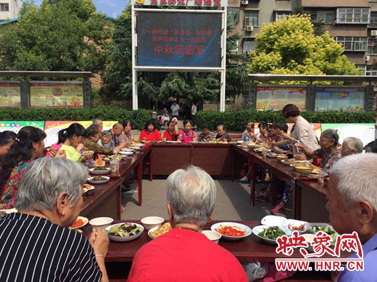 平頂山市衛東區五一路街道五一路社區廣場上飯菜飄香，一年一度的中秋團圓百家宴正在熱鬧開宴。