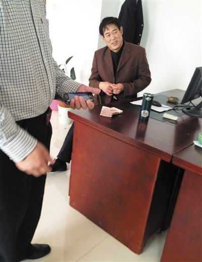 10月29日，獻縣國稅局稽查局辦公室內，一名企業主交了兩萬元現金在桌上。新京報記者 孟祥超 攝
